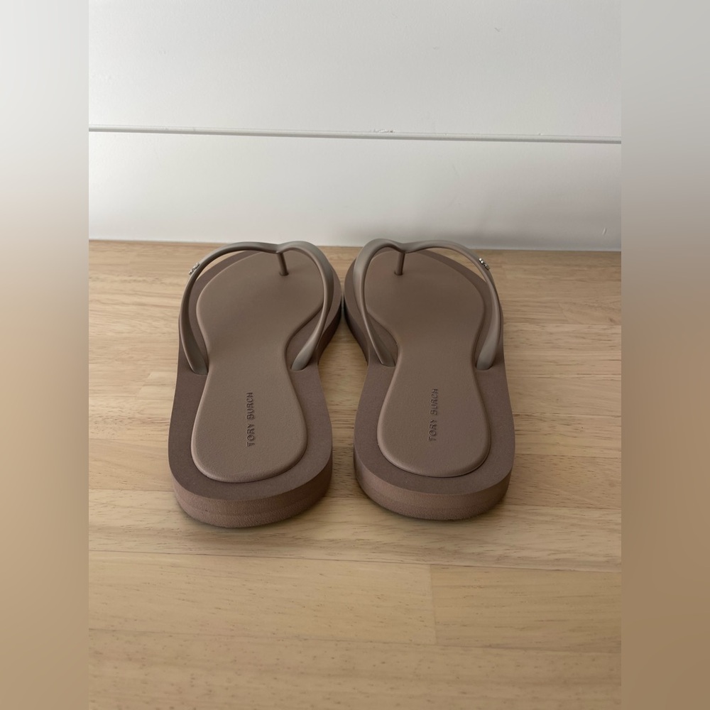 NWT Tory Burch Kira Padded Flip Flop - Color:
Mountain Gray / Silver, Size 8 - Picture 5 of 11